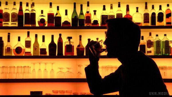 В уряді заговорили про підвищення цін на алкоголь. У Міністерстві економічного розвитку і торгівлі пропонують підвищити мінімальні ціни на алкоголь, зокрема, роздрібні ціни на горілку та лікеро-горілчані вироби збільшити на 7,64-11,3%, віскі, ром та джин – на 3,5-4,6%; коньяк – на 3,4-6,1%, вина з додаванням спирту, ігристе та вермути – на 1,7-1,8%