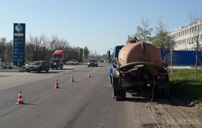 На Харківщині мер міста загинув під колесами вантажівки. Трагедія сталася, коли міський голова підійшов до вантажівки, що поливала квіти. 