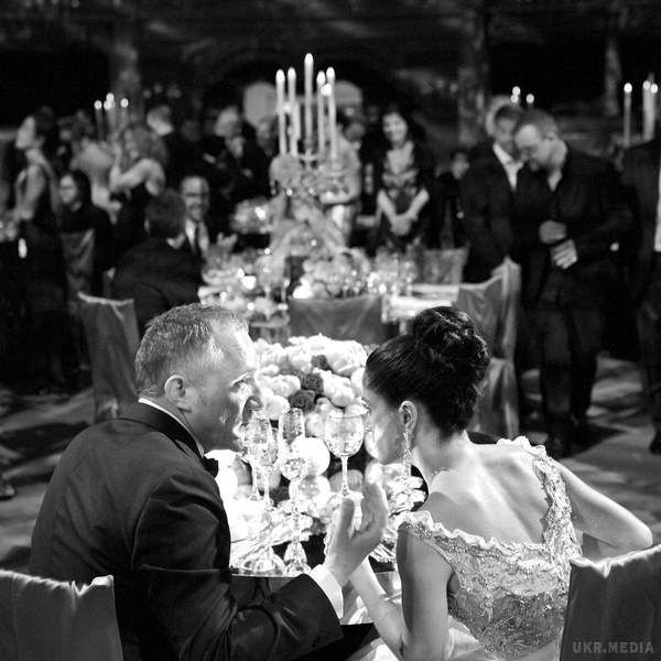 Знаменита актриса Сальма Хайєк показала архівне фото з весілля. Актриса і її чоловік, французький мільярдер Франсуа-Анрі Піно, відзначають вісім років сімейного життя.