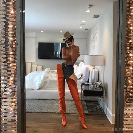Кендалл Дженнер топлес сфотографувалася і піддалася критиці. Кендалл Дженнер опублікувала у своєму мікроблозі в Instagram фотографію, на якій позує топлес, прикриваючи груди рукою. Модель взула високі ботфорти оранжевого кольору.