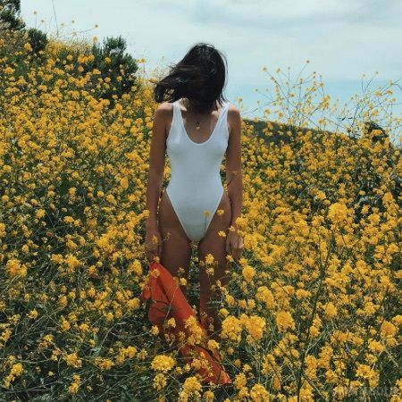 Кендалл Дженнер топлес сфотографувалася і піддалася критиці. Кендалл Дженнер опублікувала у своєму мікроблозі в Instagram фотографію, на якій позує топлес, прикриваючи груди рукою. Модель взула високі ботфорти оранжевого кольору.