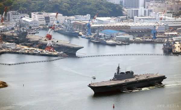 Японія направила до берегів КНДР свій найбільший військовий корабель: (фото). Японія використовує "Ідзумо" для охорони судна, яке направляється для дозаправки кораблів ВМС США, в тому числі авіаносця "Карл Вінсон". 