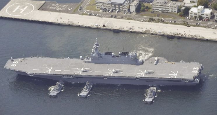 Японія направила до берегів КНДР свій найбільший військовий корабель: (фото). Японія використовує "Ідзумо" для охорони судна, яке направляється для дозаправки кораблів ВМС США, в тому числі авіаносця "Карл Вінсон". 