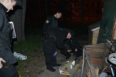 В Одесі біля Куликового поля знайшли рюкзак з вибухівкою (фото, відео). В Одесі під час патрулювання поліцейські в районі Куликового поля 1 травня виявили рюкзак з вибухівкою.