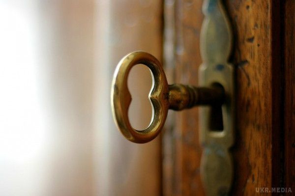 У Китаї батьки більше 30 років тримали під замком «одержима духами» сина!. У Китаї батьки більше 30 років протримали під замком свого сина, який, на думку подружньої пари, був одержимий злими духами. подру