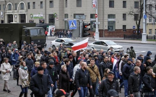 Білоруси вийшли на мітинг з вимогою відставки Лукашенка (відео). На мітинг зібралося близько 100 людей. Міліція просить їх розійтися і погрожує застосувати силу.