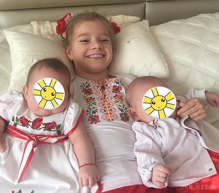 Чуттєві фото від мами трьох дітей Каті Бужинської: Двійнята мило обнімають сестру. Бужинська вбрала малят у національні костюмчики.