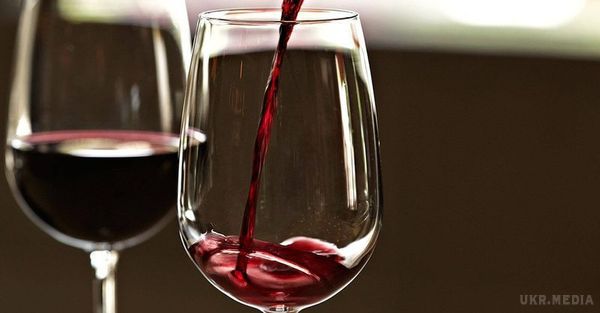 Вчені з'ясували, скільки келихів вина за один раз корисно випити для серця. Один келих червоного вина трохи покращує діяльність серцево-судинної системи. 