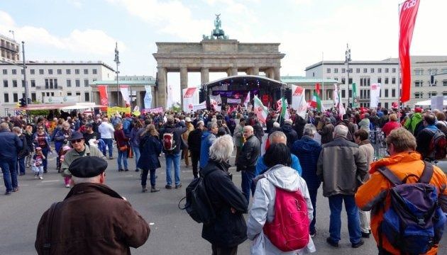 Демонстрації в Берліні: є перші затримані. Всього, за оцінками поліції, в акції "Революційний Першотравень" в Кройцберге брали участь близько 8 тисяч осіб.