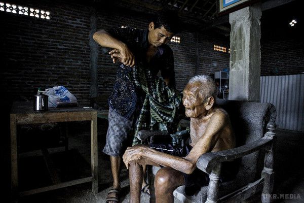 В Індонезії помер чоловік, який стверджував, що йому 146 років: фото. В Індонезії помер мешканець села в Центральній Яві Содимеджо, також відомий під ім'ям Мба Гхото (дідусь Гхото), якому було нібито 146 років. 
