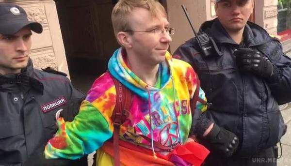 Затримання ЛГБТ-активістів у Петербурзі: хамство Мілонова і бездіяльність поліції (відео). У Петербурзі затримано близько 10 ЛГБТ-активістів, які влаштували акцію солідарності з геями, які піддаються переслідуванням в Чечні.