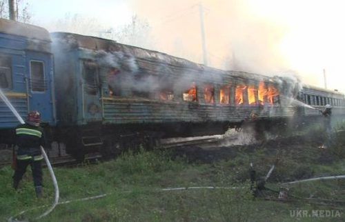 У Львові згорів пасажирський вагон (відео). У Львові у понеділок, 1 травня, на території вагонного депо “Львів ПАТ Укрзалізниця” близько 18:50 в одному з потягів трапилася пожежа.