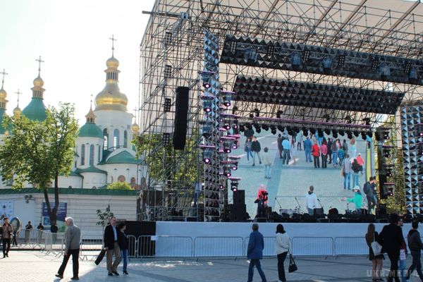 До Євробачення готові? Майже готові! (Фоторепортаж). Фан-зони, обладнані в Києві до Євробачення.
