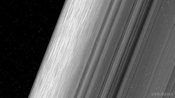 Фантастичне відкриття: що показав зонд Кассіні між Сатурном і його кільцями. Фантастичне відкриття зробили вчені з допомогою Кассіні. Зонд, увійшовши у простір між Сатурном і його кільцями показав повну порожнечу.