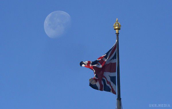 Парламент Великобританії розпущений перед достроковими виборами. Тереза Мей сьогодні здійснить візит королеві Єлизаветі.