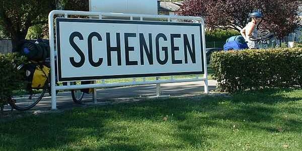 Єврокомісія рекомендує Раді ЄС повернути повноцінний Шенген. Єврокомісія в особі Тиммерманса і Аврамопулоса хоче, щоб Шенген повернувся до повноцінного функціонування вже в цьому році.