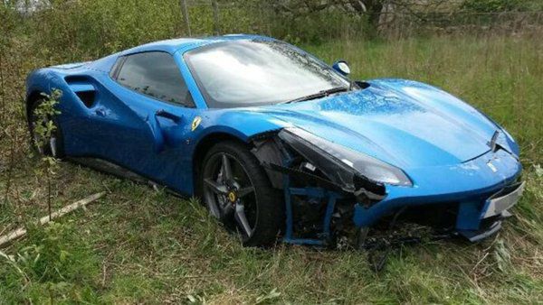 У Великобританії знайшли кинуту в полі Ferrari. Суперкар залишили в полі після аварії