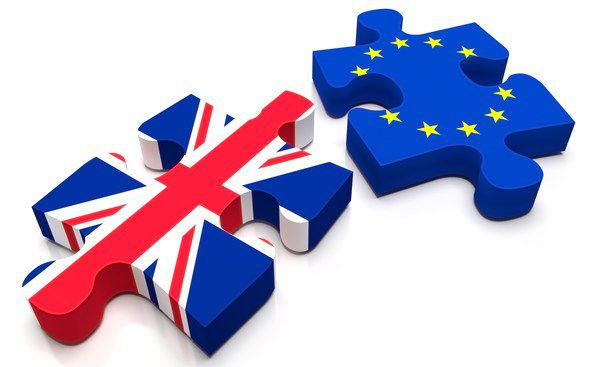 ЄС вимагає від Великобританії 100 млрд євро відступних за Brexit. ЗМІ повідомляють, що ЄС вимагає, щоб Великобританія виплатила до 100 млрд євро до виходу з Brexit за раніше прийнятими зобов'язаннями.