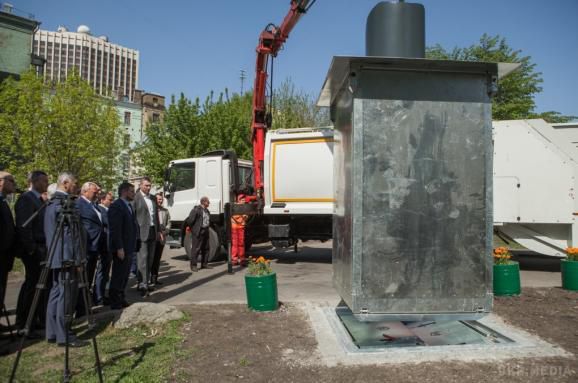 У Києві встановлять сміттєві баки, які у Львові робили б чималий галас.  На Пейзажній алеї у Києві встановлять 50 сучасних підземних контейнерів для збору сміття.