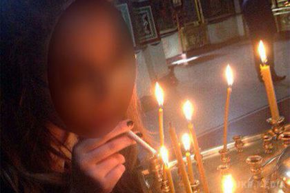 Знімок дівчини, яка прикурила від свічки в храмі, викликала хвилю обурень. Мережа сколихнула фотографія, на який молода дівчина прикурює цигарку від свічки в православному храмі.