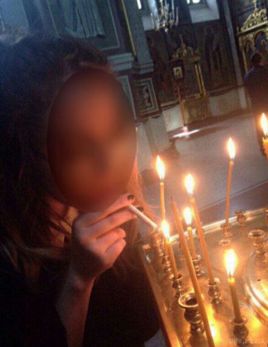 Знімок дівчини, яка прикурила від свічки в храмі, викликала хвилю обурень. Мережа сколихнула фотографія, на який молода дівчина прикурює цигарку від свічки в православному храмі.