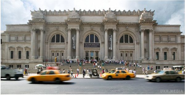 Голий російський художник замкнувся в скляному ящику в музеї Нью-Йорка. Поліція Нью-Йорка заарештувала 41-річного Федора Павлова, яка називає себе російським художником, коли він в голому вигляді замкнувся в скляному ящику перед входом в Метрополітен-музей. 