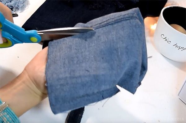 Лайфхак: джинси з бахромою своїми руками. Джинси - річ, над якою мода не владна. Вони не можуть бути ні трендом, ні антитрендом: пара гарних синіх джинсів повинна бути в гардеробі кожного.
