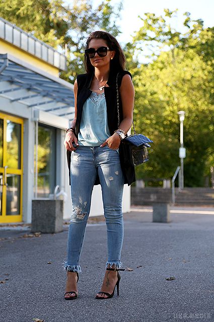 Лайфхак: джинси з бахромою своїми руками. Джинси - річ, над якою мода не владна. Вони не можуть бути ні трендом, ні антитрендом: пара гарних синіх джинсів повинна бути в гардеробі кожного.