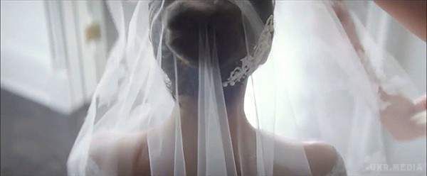 У мережі з'явилися кадри з довгоочікуваного "весілля" Джеймі Дорнана і Дакоти Джонсон. У Мережу потрапили кадри з нового трейлера третьої частини картини П'ятдесят відтінків сірого.