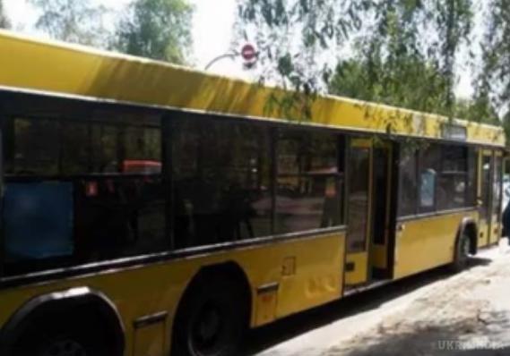 У Києві відкрили стрілянину по автобусу з людьми. У Києві невідомі обстріляли автобус, де на той момент перебували 15 пасажирів.