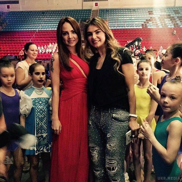 У мережі обговорюють нове фото Аліни Кабаєвої в сміливому вбранні. 33-річна Аліна Кабаєва готується до щорічного фестивалю художньої гімнастики,названому на її честь.