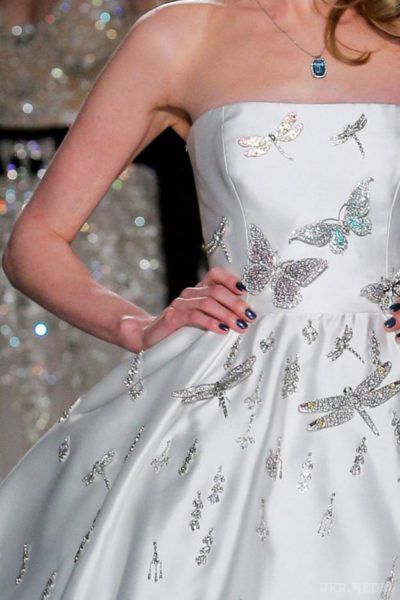 У мережі з'явилося вражаюче фото весільного плаття вартістю два мільйони доларів. Американський дизайнер Рим Акра пошила весільну сукню вартістю 2,1 мільйона доларів. 