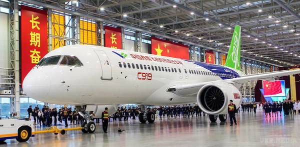 У Китаї здійснив перший політ конкурент Airbus і Boeing. Літак успішно провів перший тестовий політ