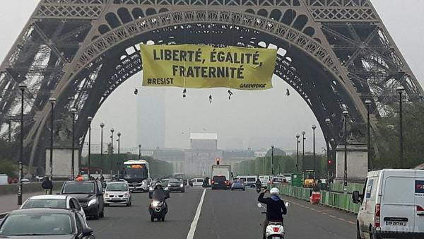 У Парижі на Ейфелевій вежі розмістили банер проти Ле Пен. На плакаті написано: "Свобода, рівність, братерство", а також варто хештег "опір".
