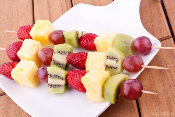Рецепт для пікніка - фруктові шашлички. Цей яскравий "шашлик" зі свіжих фруктів обов'язково сподобається дітям.