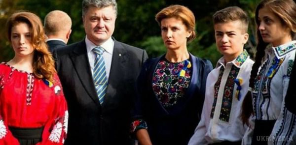 Син Порошенка танцює хіп-хоп у футболці Russia. Син президента України Петра Порошенка Михайло Порошенко одягнув футболку, на якій написано "Russia".