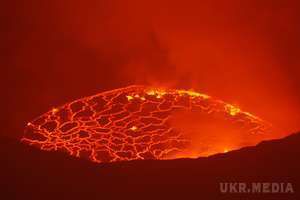 Вогняний вулкан Фуего готова "вибухнути": у Гватемалі йде евакуація. Вогняна гора викидає стовпи попелу на величезну висоту.