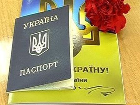 За минулий   рік українське громадянство отримали 18 тисяч осіб. За період президентства Петра Порошенка число осіб, які отримали українське громадянство, значно перевищує кількість тих, які його позбулися, 