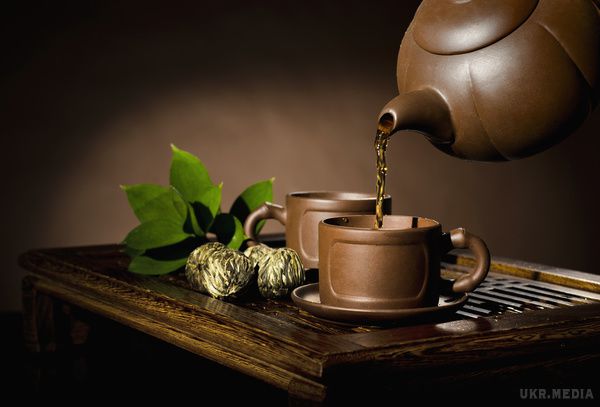 Який напій бадьорить краще, ніж кава. Пробудити організм після сну може не тільки кава. Виявляється, щоб довше відчувати себе бадьорим варто пити чай. 