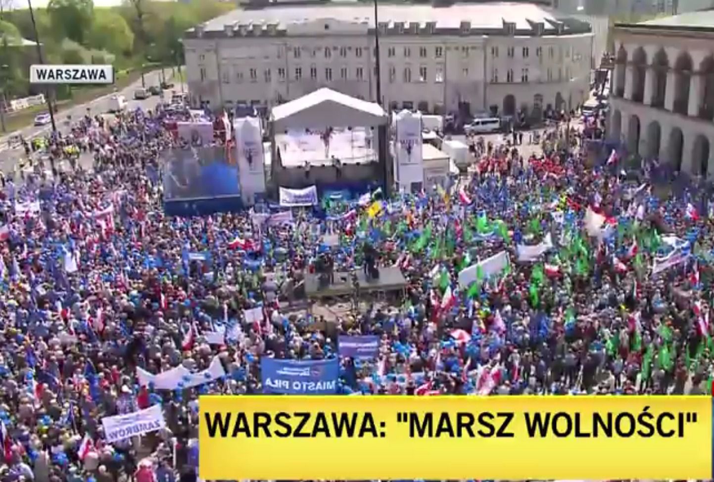 У Варшаві десятки тисяч людей вийшли на антиурядовий "Марш свободи"(фото). У столиці Польщі Варшаві в суботу, 6 травня, десятки тисяч громадян вийшли на "Марш свободи", щоб висловити свою незгоду з діями уряду. 