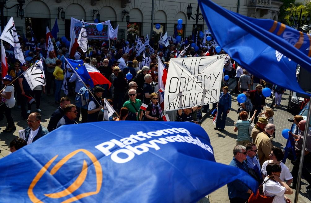 У Варшаві десятки тисяч людей вийшли на антиурядовий "Марш свободи"(фото). У столиці Польщі Варшаві в суботу, 6 травня, десятки тисяч громадян вийшли на "Марш свободи", щоб висловити свою незгоду з діями уряду. 