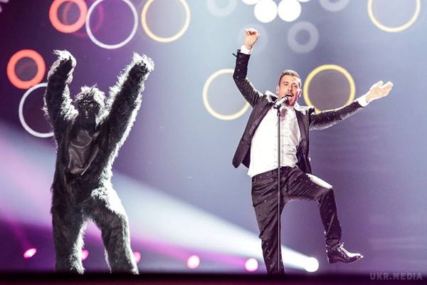 Італієць вивів на сцену "Євробачення" мавпу. Співак представляє веселий і танцювальний номер на пісню Occidentali's Karma.