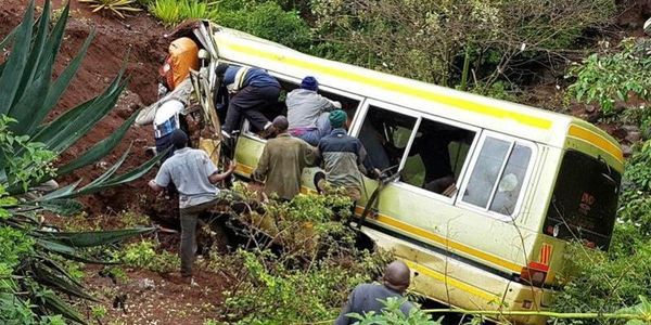 У Танзанії шкільний автобус впав в ущелину, багато загиблих. 35 людей загинули в Танзанії в результаті падіння шкільного автобуса в ущелину.