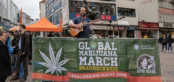 У Німеччині пройшли масштабні акції за легалізацію марихуани. Легалізація має сенс.