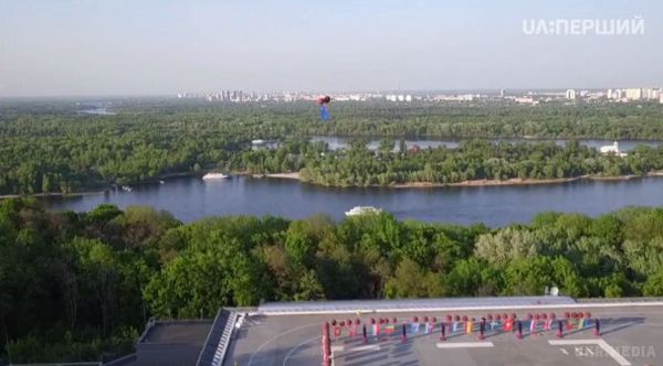 У небо Києва запустили повітряні кулі з прапорами всіх країн-учасниць "Євробачення". Опубліковано яскраві кадри церемонії відкриття конкурсу.