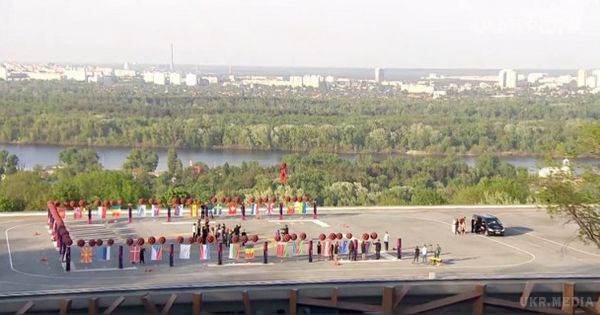 У небо Києва запустили повітряні кулі з прапорами всіх країн-учасниць "Євробачення". Опубліковано яскраві кадри церемонії відкриття конкурсу.