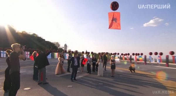 У небо Києва запустили повітряні кулі з прапорами всіх країн-учасниць "Євробачення". Опубліковано яскраві кадри церемонії відкриття конкурсу.
