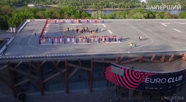 У небо Києва запустили повітряні кулі з прапорами всіх країн-учасниць "Євробачення". Опубліковано яскраві кадри церемонії відкриття конкурсу.