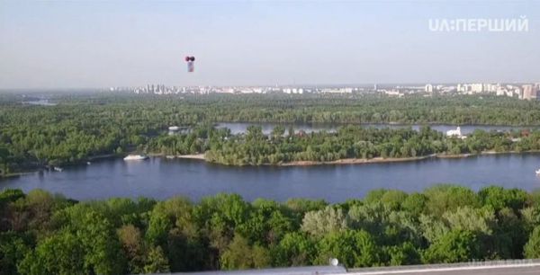 У небо Києва запустили повітряні кулі з прапорами всіх країн-учасниць "Євробачення". Опубліковано яскраві кадри церемонії відкриття конкурсу.