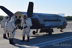 Американський секретний військовий космоліт повернувся з орбіти(відео). Безпілотний космічний апарат X-37B проводив експерименти на орбіті більше 700 днів